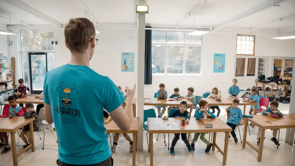 Présentation d'un atelier deavant un groupe d'enfants