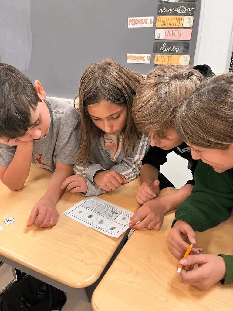 expérience scientifique avec lumière allumée