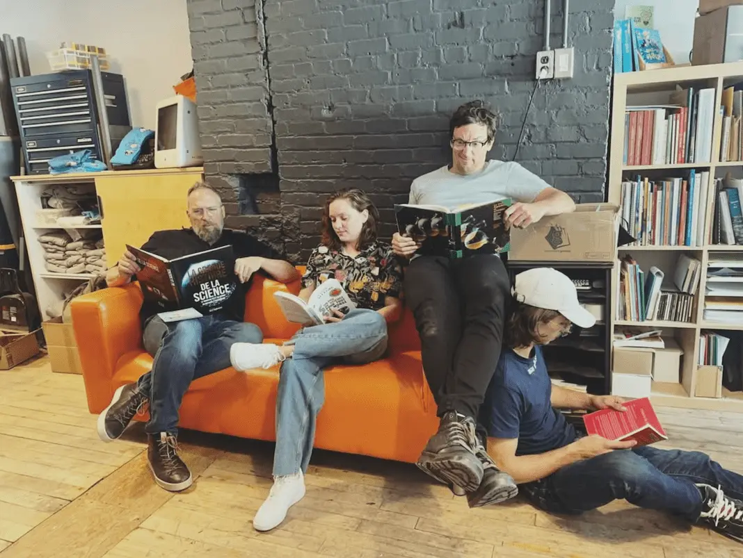 Trois personnes qui lient un livre