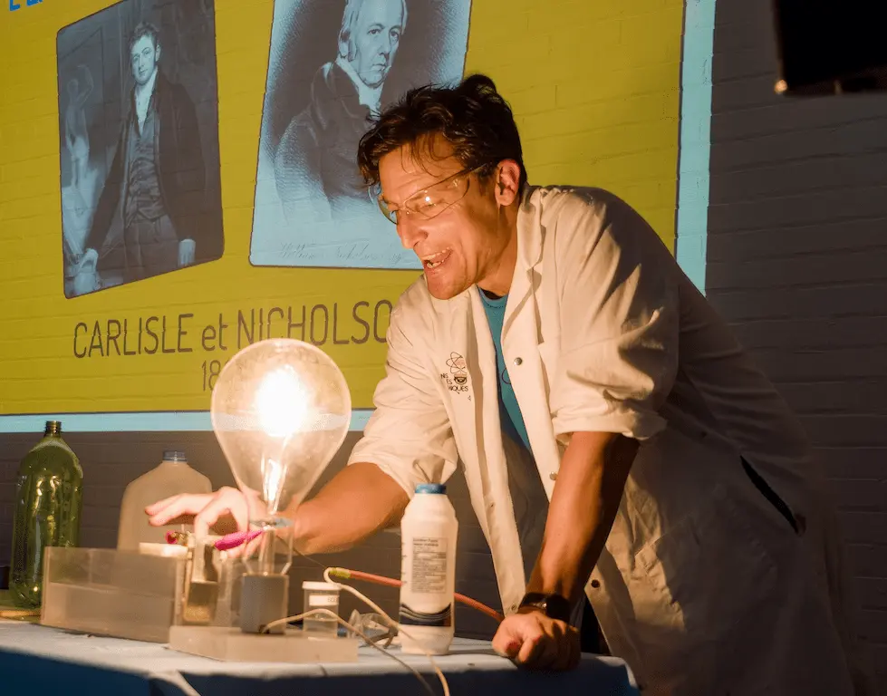 expérience scientifique avec lumière allumée