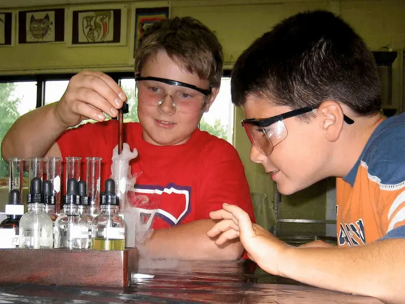 Deux enfants qui font une expérience scientifique
