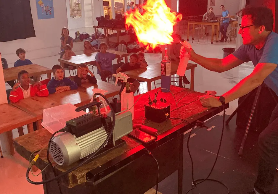 Spectacle démonstratif devant un auditoire